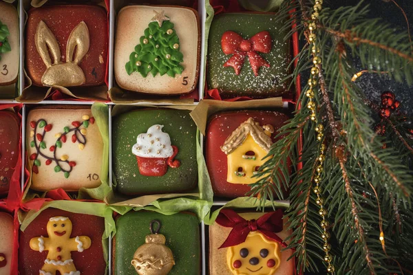 Hediye Kutusunda Ayarlanmış Lezzetli Noel Kurabiyeleri Noel Beklediğimiz Günleri Saymak — Stok fotoğraf