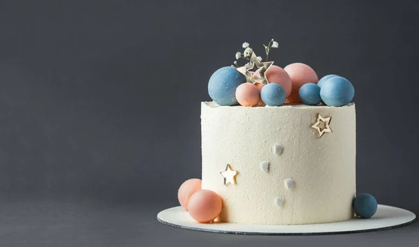 ブルーとピンクのチョコレートの球で飾られた白いクリームチーズの霜付きのベビーシャワーパーティーケーキ 次の子供の性別を推測してください 彼または彼女はケーキ 生まれていない赤ん坊のセックスを明らかにする — ストック写真