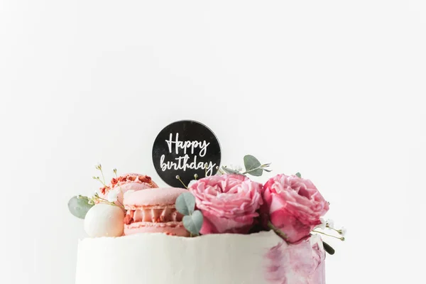 生日蛋糕 白色的奶油奶酪泡沫装饰着红玫瑰和粉红的金黄色背景 结婚周年蛋糕祝你生日快乐 — 图库照片