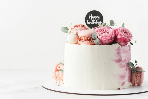 Syntymäpäivä Kakku Valkoinen Kermajuusto Kuorrutus Koristeltu Punaisia Ruusuja Vaaleanpunainen Makaronit — kuvapankkivalokuva