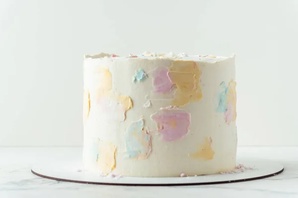 Ciasto Lukrem Białego Sera Kremowego Ozdobione Wielobarwnymi Rozmazami Białym Tle — Zdjęcie stockowe