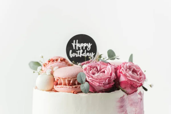 白い背景に赤いバラとピンクのマカロンで飾られた白いクリームチーズの霜が付いている誕生日ケーキ 誕生日おめでとうございます — ストック写真