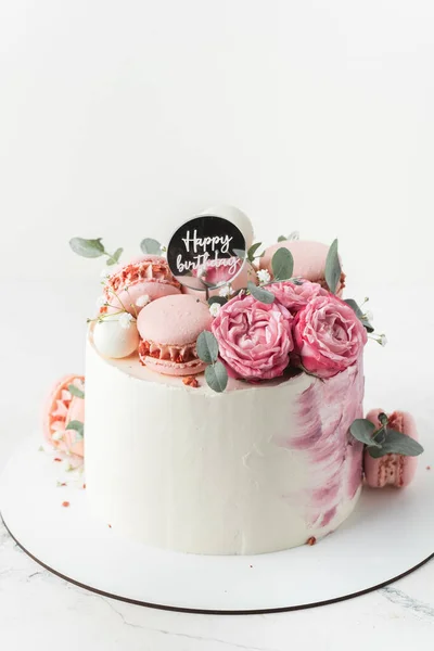 Torta Compleanno Con Glassa Formaggio Bianco Decorata Con Rose Rosse — Foto Stock