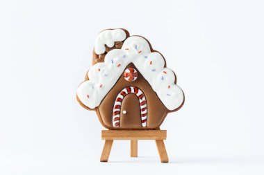 Beyaz arka planda izole edilmiş beyaz kar kremalı Noel kurabiyesi şeklinde kurabiye. Ev yapımı geleneksel geleneksel kurabiyeler. Mutlu Noeller.