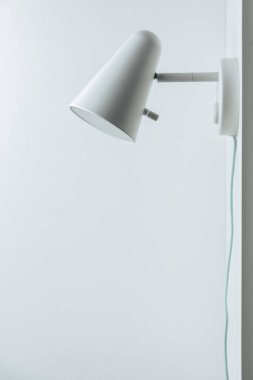 Beyaz arka planda beyaz duvar lambası. Enerji tasarrufu. Bilinç kaybı sırasında yaşamak. Ücretsiz metin için boşluk kopyala. İç tasarım projesi için model