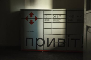 Kyiv, Ukrayna - 12 Kasım: Nova Poshta damgalı Otomatik Posta paket istasyonu. Posta teslimatı ve posta servis konsepti. Otomatik paket makinesi