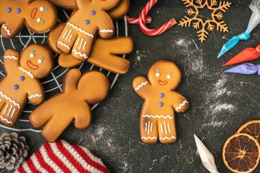 Pasta poşeti kullanarak beyaz kremalı zencefilli adam süslemek. Ev yapımı geleneksel Noel kurabiyeleri. Düz yatıyordu. Kış tatili geçmişi. Mutlu Noeller ve mutlu yıllar.