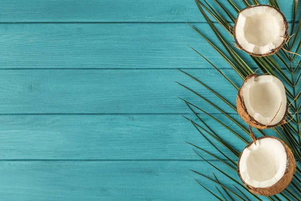 Trozos Coco Con Hojas Palma Verde Frutos Tropicales Sobre Fondo — Foto de Stock