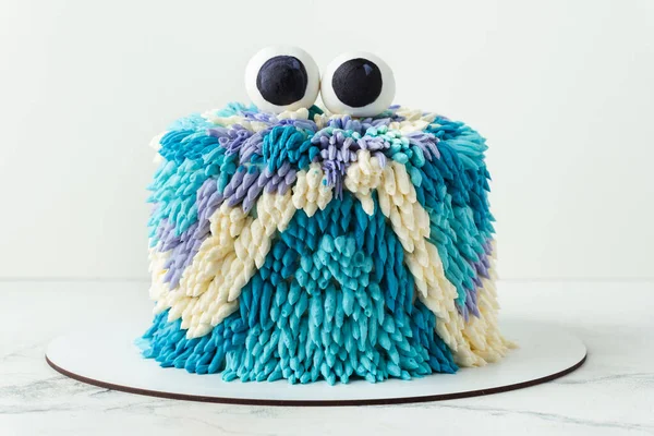 Słodki Tort Potwora Białym Tle Zabawny Tort Urodzinowy Turkusowym Niebieskim — Zdjęcie stockowe