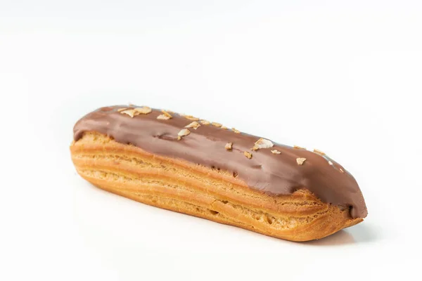Traditionelles Französisches Gebäck Eclair Mit Pudding Und Schokoladenglasur Isoliert Auf — Stockfoto