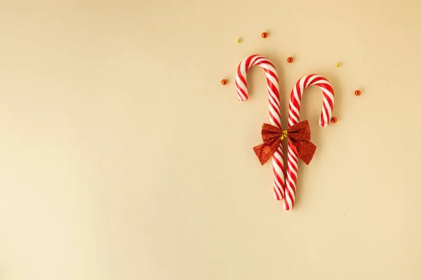 크리스마스 장난감으로 장식된 줄무늬붉은 베이지 배경에 즐거운 크리스마스 배경에 인사말을 — 스톡 사진