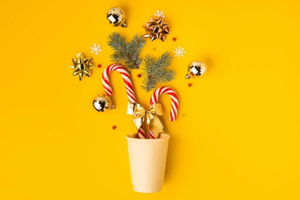 크리스마스 배경에 황금색 크리스마스 장난감으로 장식된 장난감 휴일이 다가오는 두려움 — 스톡 사진