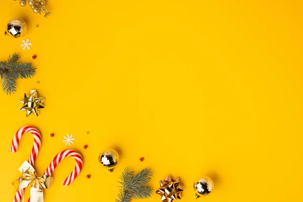 Fundo Natal Com Bastões Doces Brinquedos Árvore Natal Dourado Sensação — Fotografia de Stock