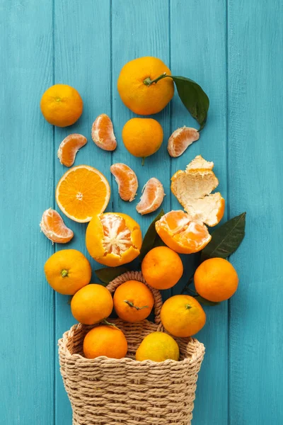 Orange Juicy Tangerine Slices Peeled Mandarines Scattered Wooden Turquoise Background — Stock Photo, Image
