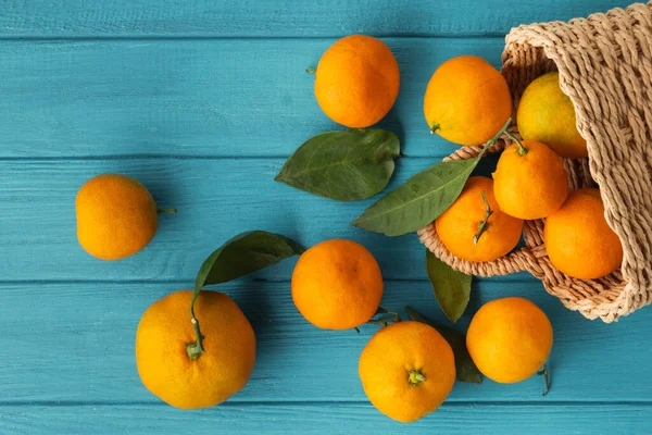 Orange Juicy Tangerine Slices Peeled Mandarines Scattered Wooden Turquoise Background — Stock Photo, Image