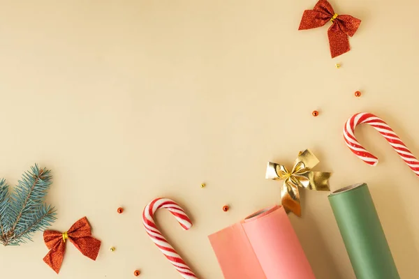 Fundo Natal Com Caixas Presente Papelão Bengalas Doces Papel Embrulho — Fotografia de Stock