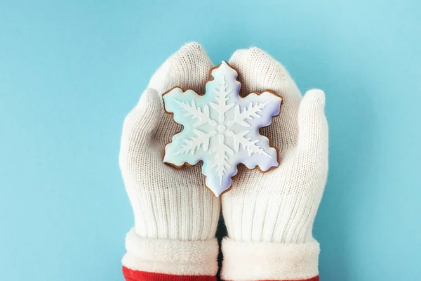 Mãos Mulher Vestindo Luvas Brancas Segurando Floco Neve Forma Biscoito — Fotografia de Stock