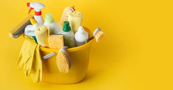 Borstels Flessen Met Reinigingsvloeistoffen Sponzen Vodden Gele Rubberen Handschoenen Gele — Stockfoto