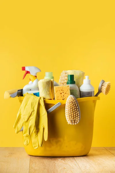 Borstels Flessen Met Reinigingsvloeistoffen Sponzen Vodden Gele Rubberen Handschoenen Gele — Stockfoto