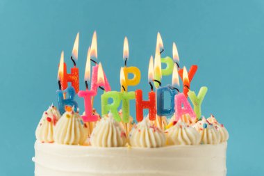 Doğum günü pastası, üzerinde beyaz krem peynirli krema süslemesi olan, mavi arka planda doğum günü mesajı şeklinde mumlar bulunan bir pasta. Pastaya mum üflerken dilek tutma geleneği.