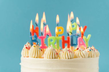 Doğum günü pastası, üzerinde beyaz krem peynirli krema süslemesi olan, mavi arka planda doğum günü mesajı şeklinde mumlar bulunan bir pasta. Pastaya mum üflerken dilek tutma geleneği.