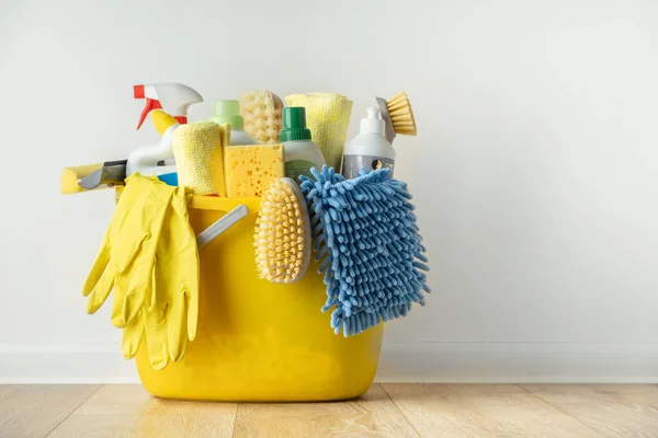 Brushes Bottles Cleaning Liquids Sponges Rag Yellow Rubber Gloves White — Stock Photo, Image