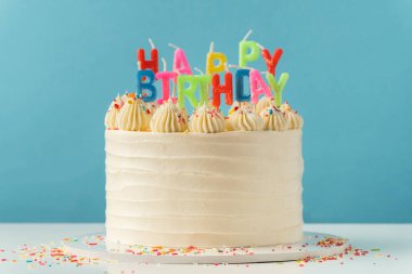 Doğum günü pastası, üzerinde beyaz krem peynirli krema süslemesi olan, mavi arka planda doğum günü mesajı şeklinde mumlar bulunan bir pasta. Pastaya mum üflerken dilek tutma geleneği.