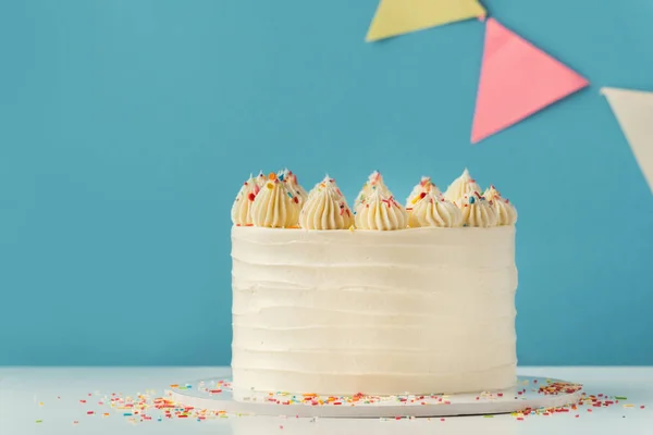 Geburtstagstorte Mit Weißem Frischkäse Zuckerguss Dekoriert Mit Bunten Kerzen Auf — Stockfoto