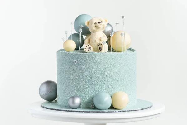 上にテディベアでブルーまたはターコイズベルベットのクリームコーティングでケーキ 白い背景にチョコレートターコイズとシルバーの球体を持つ小さな赤ちゃんのための誕生日ケーキ 1歳のお祝い — ストック写真