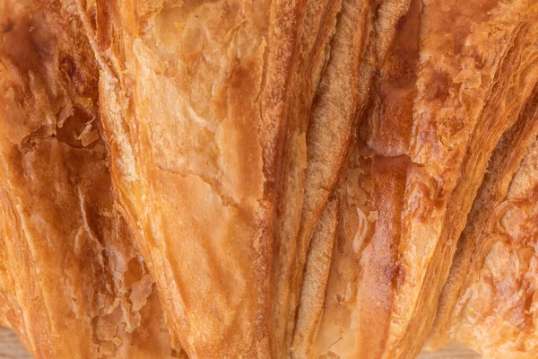 Colocação Plana Croissant Macio Com Crosta Dourada Como Fundo Texturizado — Fotografia de Stock