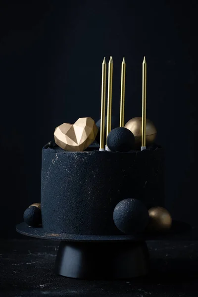 Luxury Anniversary Cake Black Velvet Sprayed Coating Decorated Golden Chocolate — Stockfoto