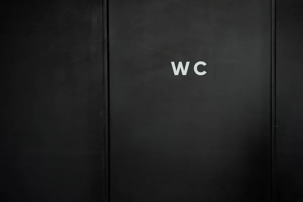 Μαύρη Πόρτα Τουαλέτας Ταμπέλα Σύγχρονη Είσοδος Δημόσιας Τουαλέτας — Φωτογραφία Αρχείου