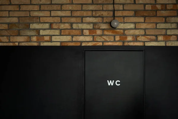 Μαύρη Πόρτα Τουαλέτας Ταμπέλα Σύγχρονη Είσοδος Δημόσιας Τουαλέτας — Φωτογραφία Αρχείου