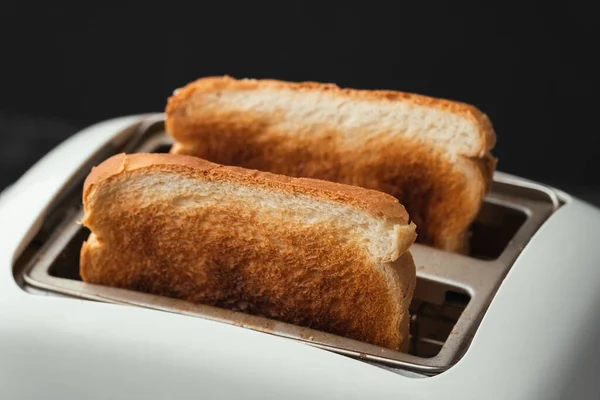 Siyah Arkaplandaki Tost Makinesinden Çıkan Hafif Yanmış Beyaz Ekmek Tostlarının — Stok fotoğraf