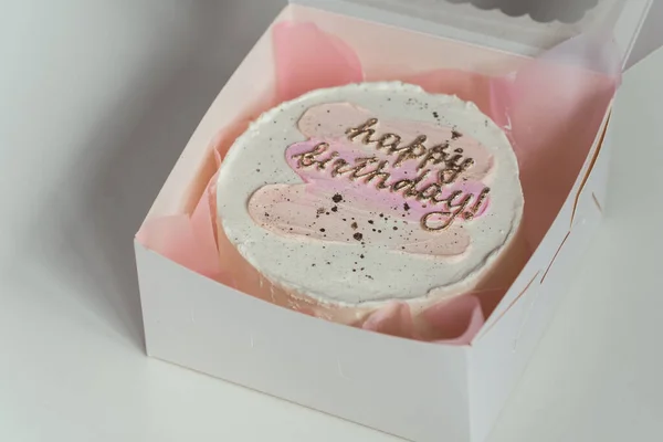 白を基調とした白いギフトボックスに小さな韓国風のおしゃれなお弁当ケーキ ケーキの上に誕生日のテキスト — ストック写真