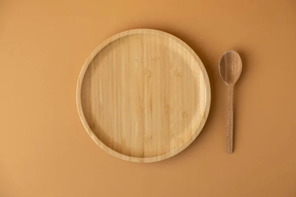扁平的竹子木盘铺在温暖的褐色背景上 上面有木勺 顶部视图 餐厅菜单的调酒师 食品背景模板 复制空间 — 图库照片