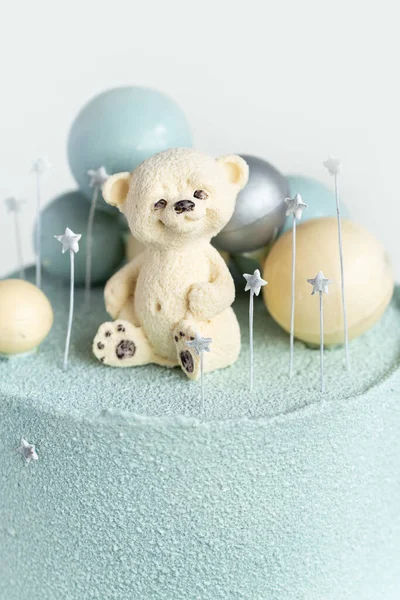 上にテディベアでブルーまたはターコイズベルベットのクリームコーティングでケーキ 白い背景にチョコレートターコイズとシルバーの球体を持つ小さな赤ちゃんのための誕生日ケーキ 1歳のお祝い — ストック写真