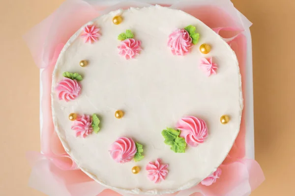 小传统韩国风格的本托蛋糕 白色奶油奶酪糖霜装饰粉红奶油花 米色背景的白色礼品盒里的小春饼 — 图库照片