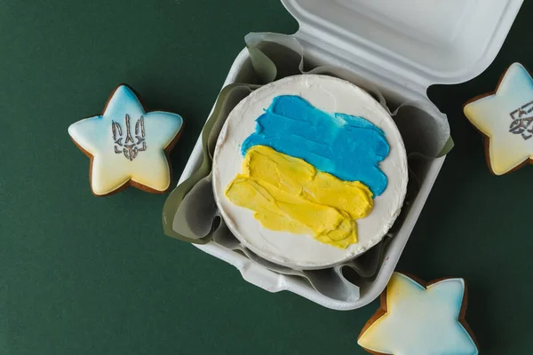 노란색 파란색 우크라이나 국기로 장식된 애국적 케이크 상자에 트렌디 케이크 — 스톡 사진