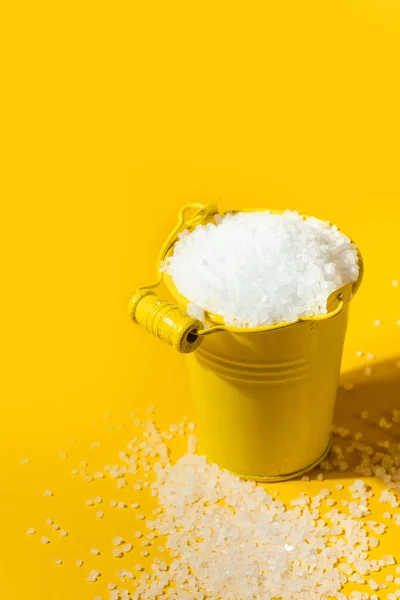 Coarse White Salt Yellow Metal Small Bucket Yellow Background Free — Foto Stock