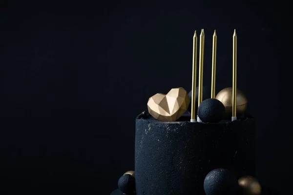 Luxury Anniversary Cake Black Velvet Sprayed Coating Decorated Golden Chocolate — Foto Stock