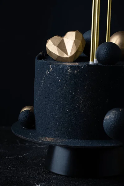 上に金色のチョコレート球 ハートとキャンドルで飾られたコーティングを噴霧黒ベルベットと豪華な記念日ケーキ 黒を背景に愛する人のためのヴィンテージケーキ — ストック写真