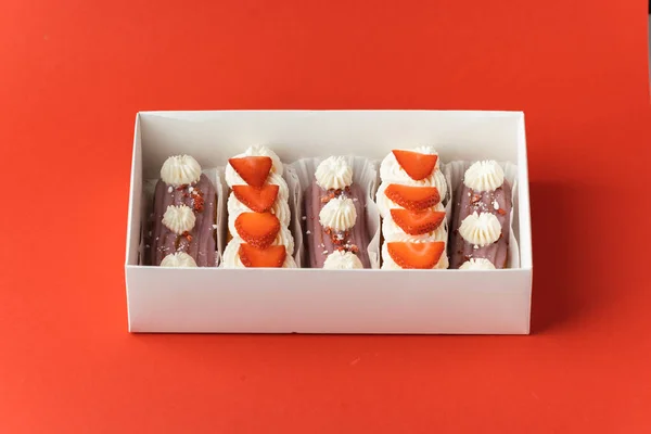 Set Eclairs Chocolate Glaze Decorated Strawberries Whipped Cream Cheese Topping — 图库照片