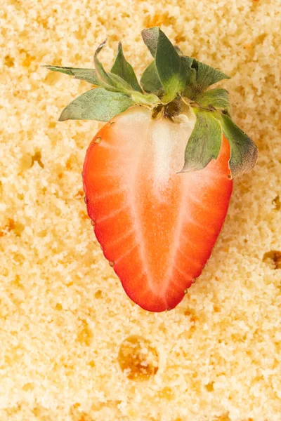 바닐라 스펀지 비스킷 케이크 매크로 반죽은 조각으로 배경에 텍스처를 만들었습니다 — 스톡 사진
