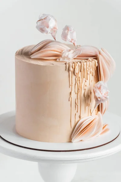 Vacker Stor Tårta Med Beige Choklad Glasyr Dekorerad Med Ätliga — Stockfoto