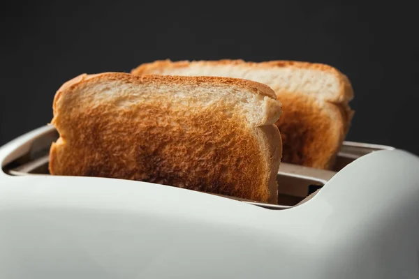 Крупним Планом Знімок Трохи Спалених Тостів Білого Хліба Стирчать Тостера — стокове фото