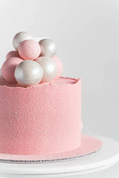 Bolo Aniversário Com Revestimento Pulverizado Veludo Rosa Decorado Com Esferas — Fotografia de Stock