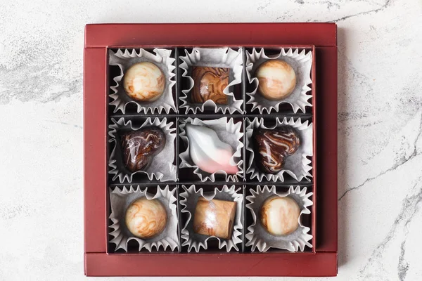 一套自制巧克力邦加在一个敞开的礼品盒里 手工涂有大理石涂层的巧克力糖果的配送 带有可供免费提供巧克力制品文本的复制空间的Mockup — 图库照片