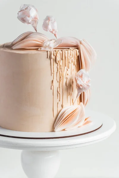 Beautiful Big Cake Beige Chocolate Icing Decorated Edible Sugar Flowers — Stock Photo, Image