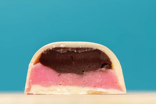 Nahaufnahme Einer Hausgemachten Rosafarbenen Herzförmigen Schokoladenbonbon Scheibe Sortiment Handbemalten Bonbons — Stockfoto